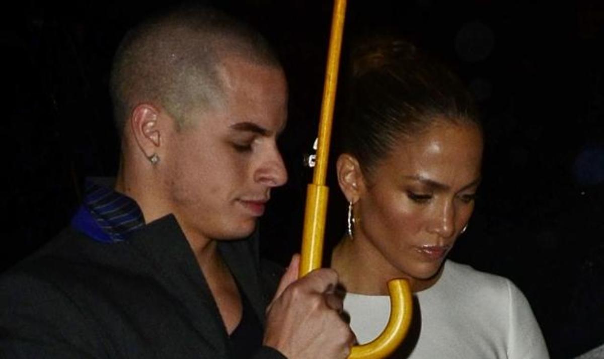 What a gentleman! O σύντροφος της JLo την προστατεύει από τη βροχή! | Newsit.gr What a gentleman! O σύντροφος της JLo την προστατεύει από τη βροχή! | Newsit.gr