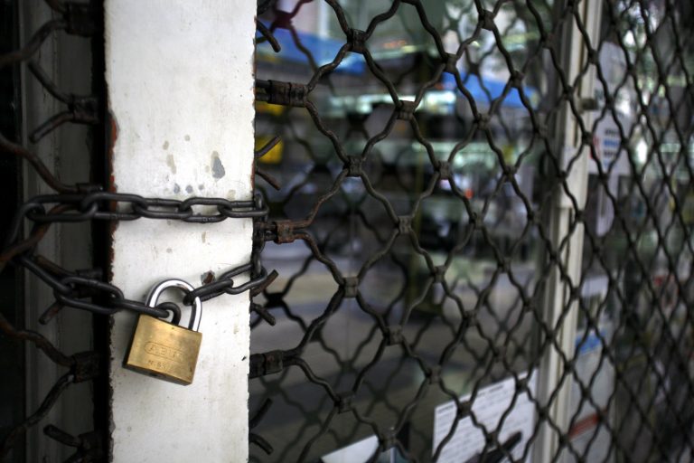 Ο «θάνατος του εμποράκου» – Λουκέτο σε 68.000 επιχειρήσεις απο τις αρχές του 2011 | Newsit.gr Ο «θάνατος του εμποράκου» – Λουκέτο σε 68.000 επιχειρήσεις απο τις αρχές του 2011 | Newsit.gr