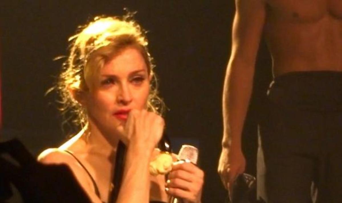 Madonna: Γιατί ξέσπασε σε κλάματα στη σκηνή; Video | Newsit.gr Madonna: Γιατί ξέσπασε σε κλάματα στη σκηνή; Video | Newsit.gr