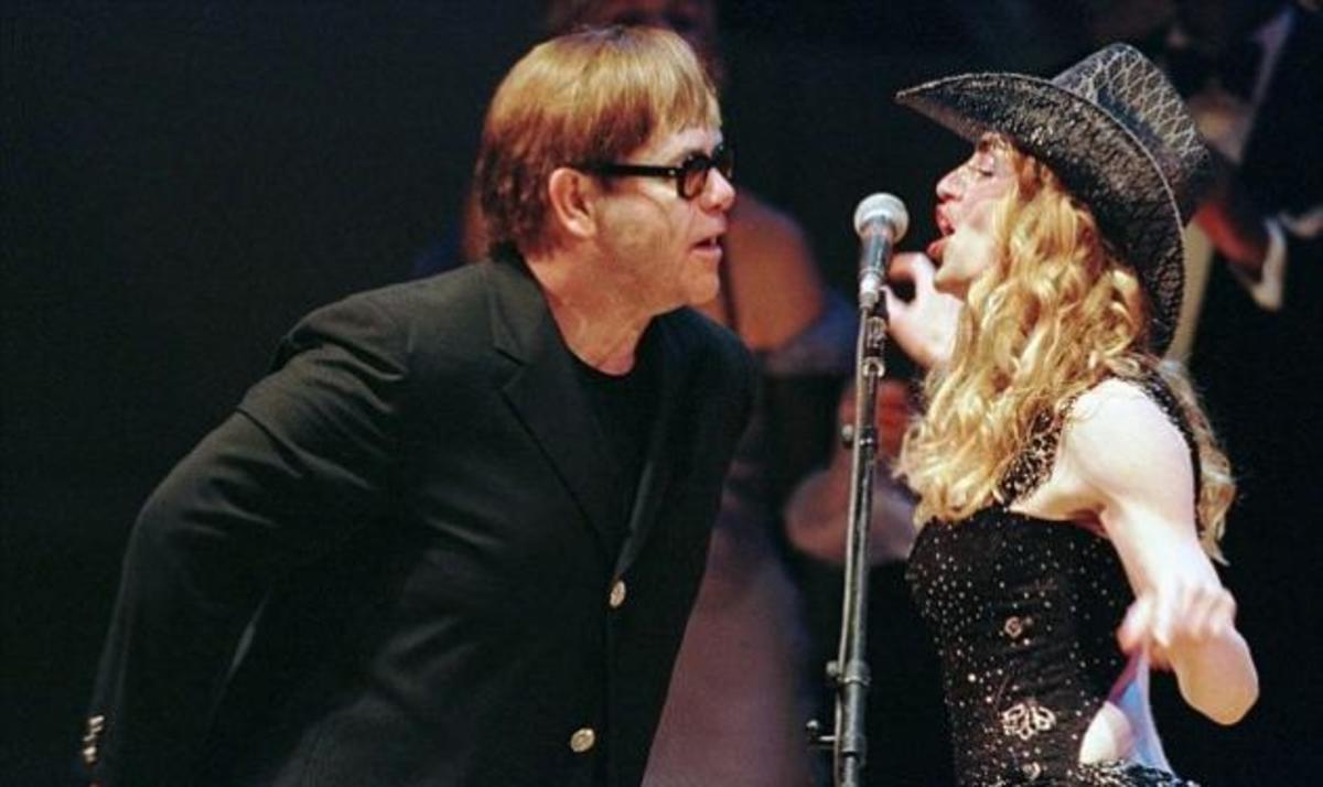 E. John κατά Madonna: “Η καριέρα της τελείωσε! Μοιάζει με stripper σε λούνα παρκ!” | Newsit.gr E. John κατά Madonna: “Η καριέρα της τελείωσε! Μοιάζει με stripper σε λούνα παρκ!” | Newsit.gr