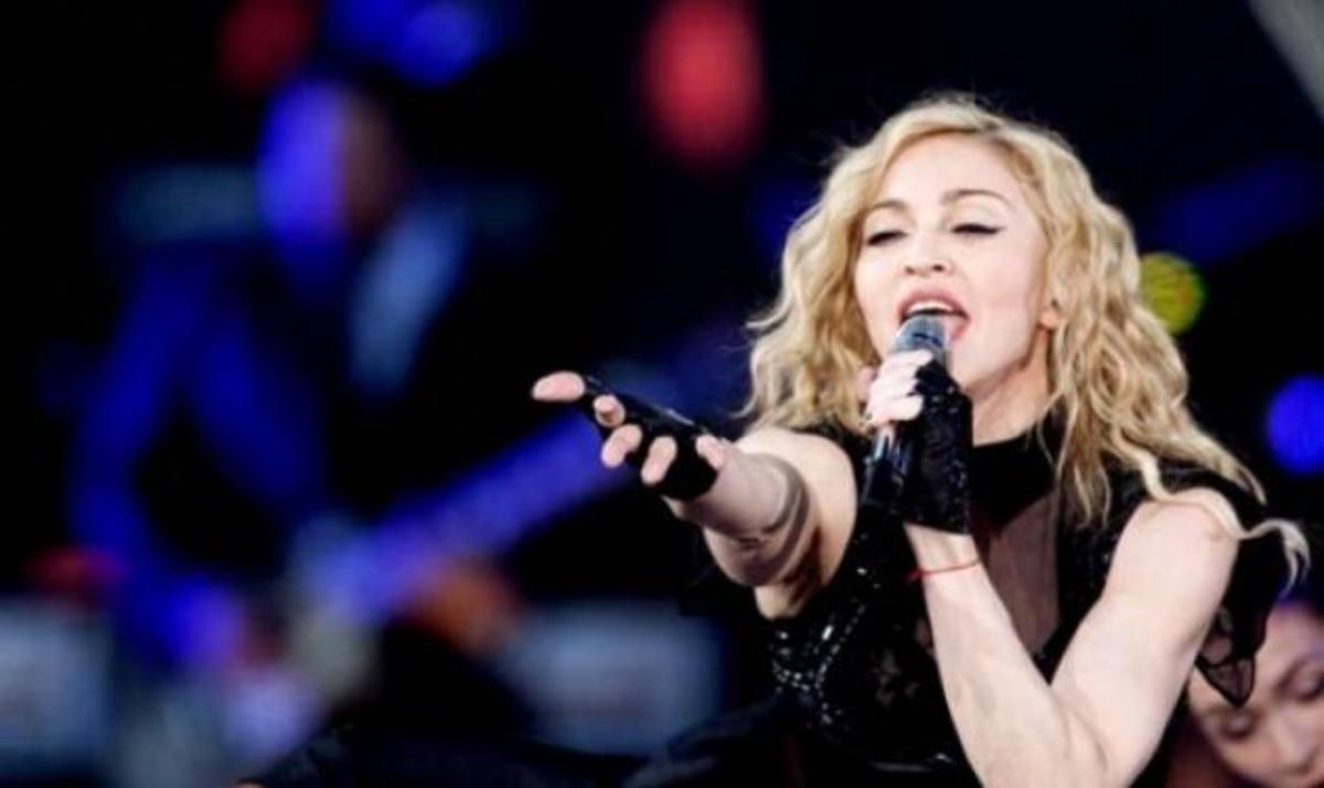 H Madonna “ξαναχτυπά” – Έκανε επίθεση σε θαυμαστές της επειδή κάπνιζαν! Video | Newsit.gr H Madonna “ξαναχτυπά” – Έκανε επίθεση σε θαυμαστές της επειδή κάπνιζαν! Video | Newsit.gr