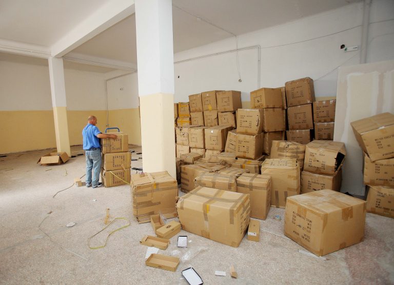 Συλλήψεις για αποθήκες με πάνω από 50.000 απομιμήσεις γνωστών προϊόντων | Newsit.gr Συλλήψεις για αποθήκες με πάνω από 50.000 απομιμήσεις γνωστών προϊόντων | Newsit.gr