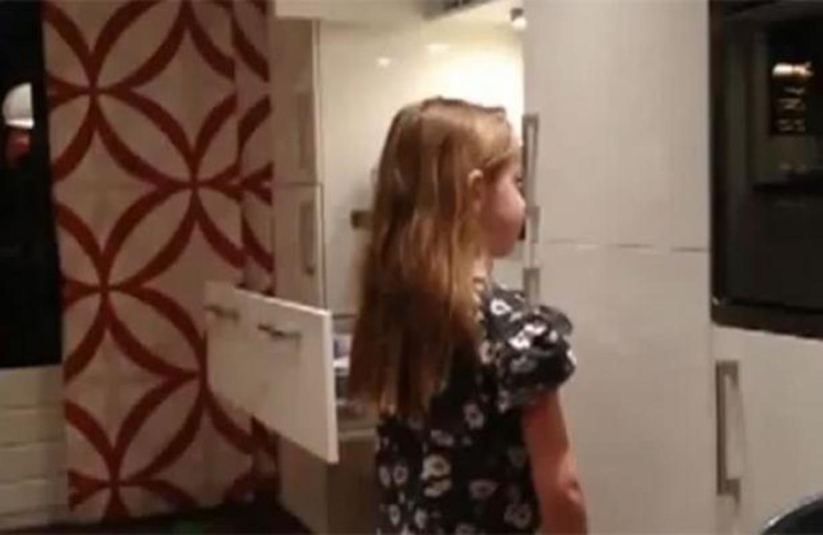 ΔΕΙΤΕ προσεκτικά τι θα συμβεί στα μαλλιά της μικρής κοπέλας! | Newsit.gr ΔΕΙΤΕ προσεκτικά τι θα συμβεί στα μαλλιά της μικρής κοπέλας! | Newsit.gr