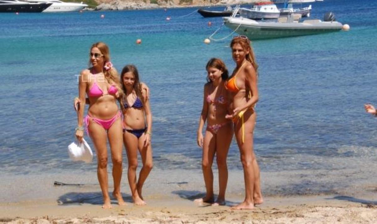 Α. Ναθαναήλ – Μ. Παπαδάκου: Βουτιές στην Μύκονο με τις κόρες τους! | Newsit.gr Α. Ναθαναήλ – Μ. Παπαδάκου: Βουτιές στην Μύκονο με τις κόρες τους! | Newsit.gr