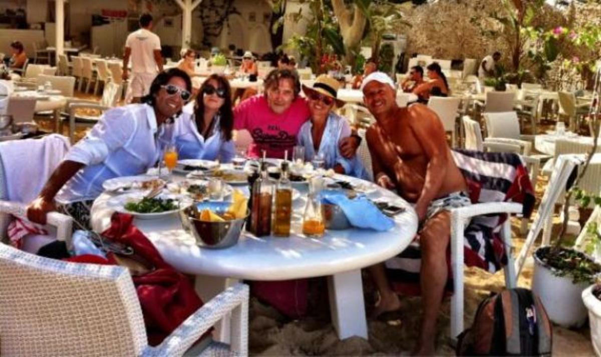M. Μπεκατώρου: Φωτογραφίες από τις διακοπές της στη Σύρο! | Newsit.gr M. Μπεκατώρου: Φωτογραφίες από τις διακοπές της στη Σύρο! | Newsit.gr