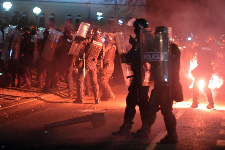 Άγρια νύχτα συγκρούσεων στη Σλοβενία (ΦΩΤΟ και VIDEO) | Newsit.gr Άγρια νύχτα συγκρούσεων στη Σλοβενία (ΦΩΤΟ και VIDEO) | Newsit.gr