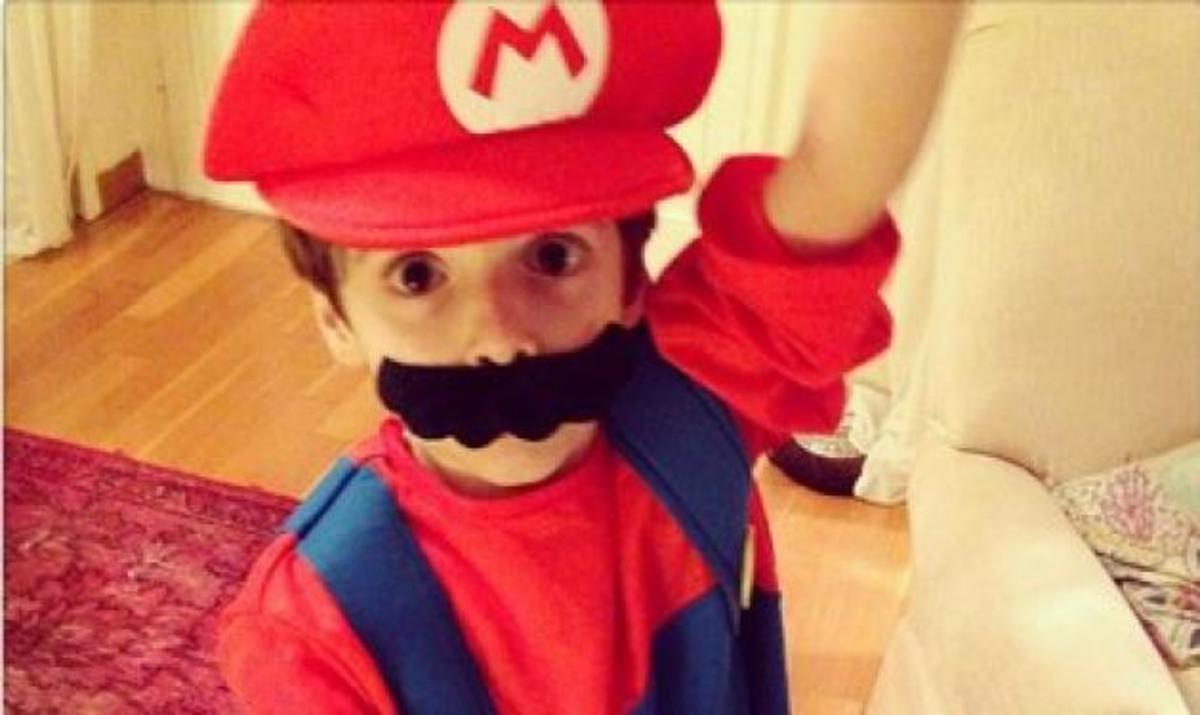 Δημοσιογράφος lifestyle έντυσε τον γιο της Super Mario! | Newsit.gr Δημοσιογράφος lifestyle έντυσε τον γιο της Super Mario! | Newsit.gr