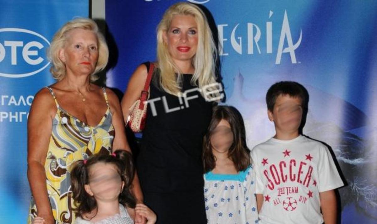 Ε. Μενεγάκη: Βραδινή έξοδος με τα παιδιά της! Φωτογραφίες | Newsit.gr Ε. Μενεγάκη: Βραδινή έξοδος με τα παιδιά της! Φωτογραφίες | Newsit.gr