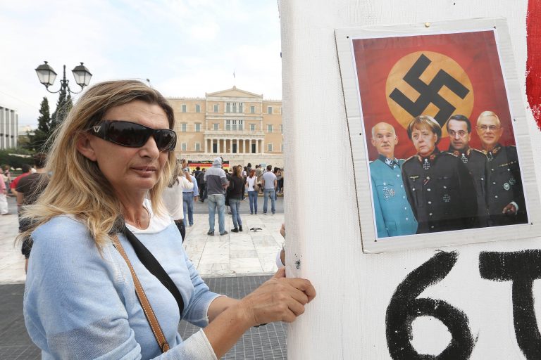 Γιούνκερ: Με τρόμαξαν τα πανό των Ελλήνων με τη Μέρκελ ναζί – Φταίνε και οι Γερμανοί | Newsit.gr Γιούνκερ: Με τρόμαξαν τα πανό των Ελλήνων με τη Μέρκελ ναζί – Φταίνε και οι Γερμανοί | Newsit.gr