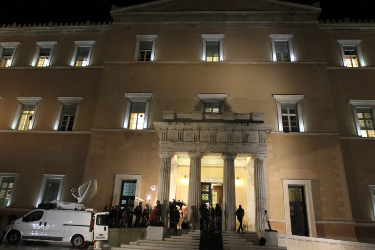 Στρατιές ανταποκριτών στο περιστύλιο της Βουλής – Δείτε φωτό | Newsit.gr Στρατιές ανταποκριτών στο περιστύλιο της Βουλής – Δείτε φωτό | Newsit.gr