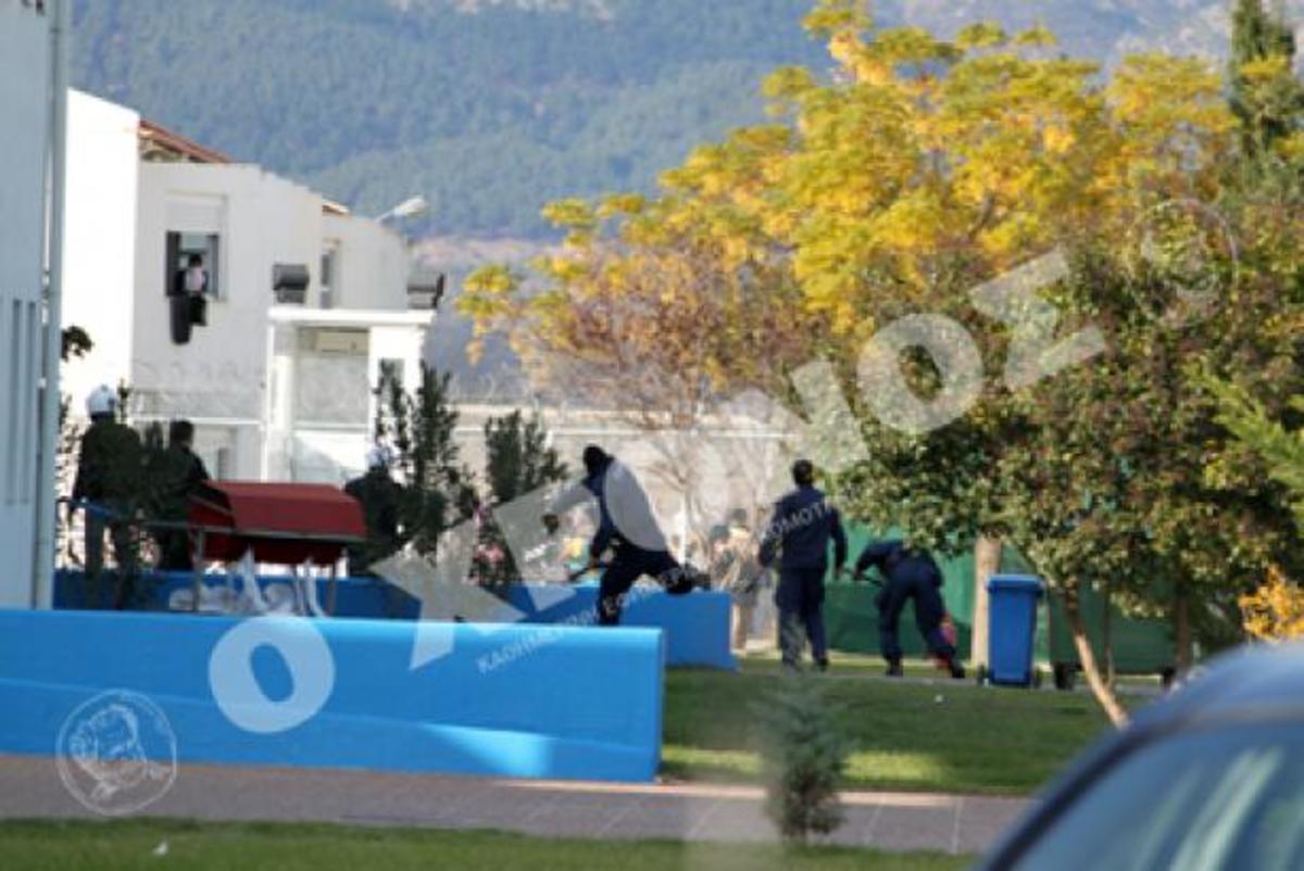 Κομοτηνή: Ξεσηκωμός μεταναστών στο χώρο φιλοξενίας – Τα έσπασαν όλα και τραυμάτισαν τέσσερις αστυνομικούς! ΦΩΤΟ & BINTEΟ | Newsit.gr Κομοτηνή: Ξεσηκωμός μεταναστών στο χώρο φιλοξενίας – Τα έσπασαν όλα και τραυμάτισαν τέσσερις αστυνομικούς! ΦΩΤΟ & BINTEΟ | Newsit.gr