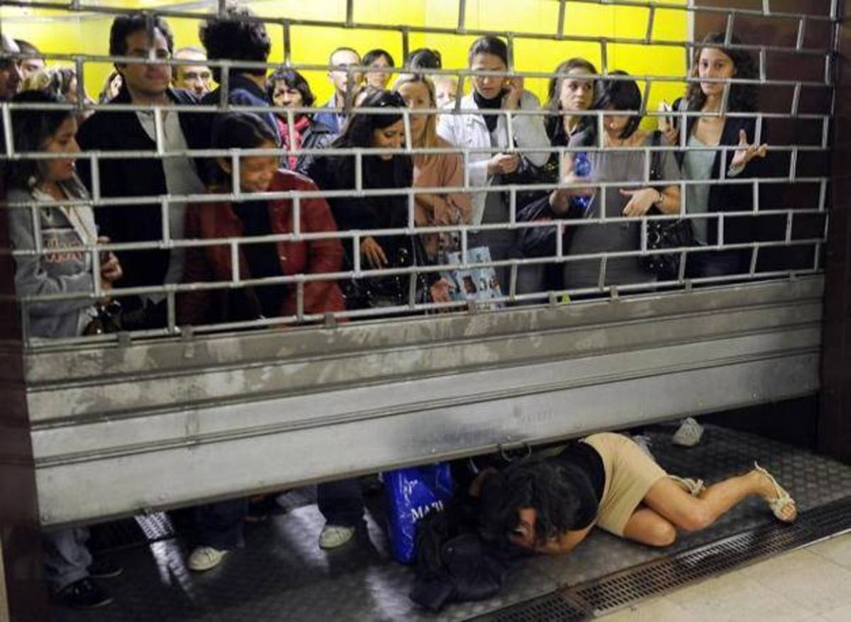 Σκηνές πανικού στο μετρό του Μιλάνου – Έτρεχαν να προλάβουν το τελευταίο τρένο ΦΩΤΟ | Newsit.gr Σκηνές πανικού στο μετρό του Μιλάνου – Έτρεχαν να προλάβουν το τελευταίο τρένο ΦΩΤΟ | Newsit.gr