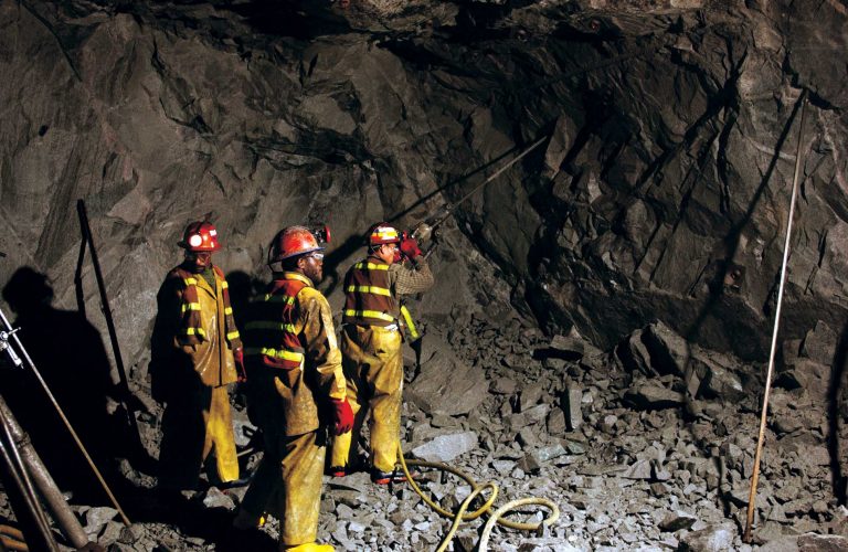 Διαμαρτυρία… 400μ. κάτω απο τη γη! | Newsit.gr Διαμαρτυρία… 400μ. κάτω απο τη γη! | Newsit.gr