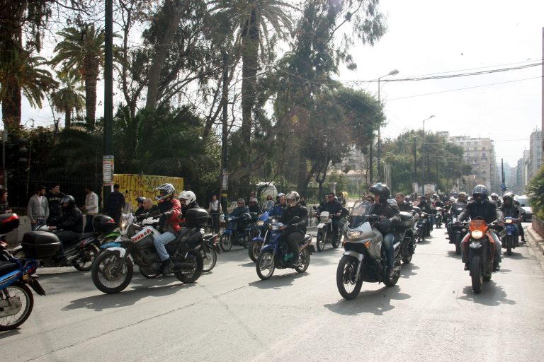 Ενταση και 15 προσαγωγές σε μηχανοκίνητη διαμαρτυρία | Newsit.gr Ενταση και 15 προσαγωγές σε μηχανοκίνητη διαμαρτυρία | Newsit.gr
