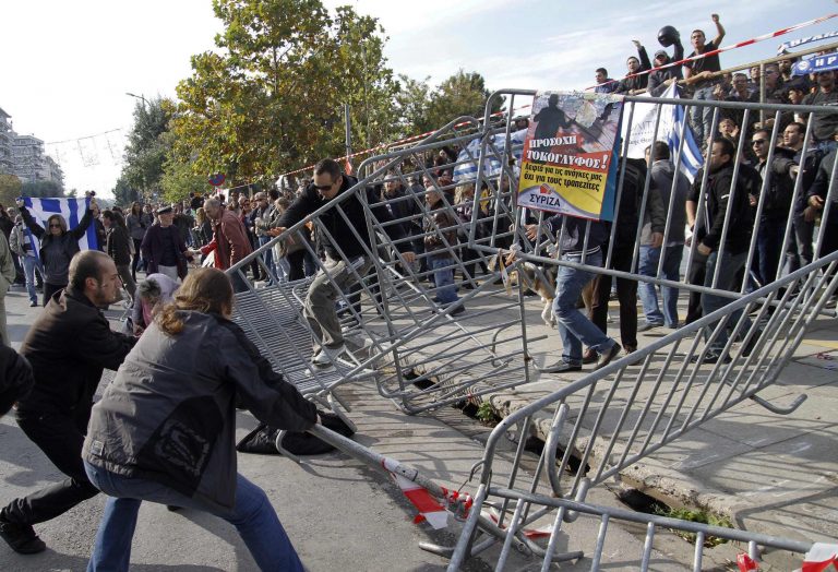 Τα επεισόδια στις παρελάσεις κάνουν τον γύρο του κόσμου | Newsit.gr Τα επεισόδια στις παρελάσεις κάνουν τον γύρο του κόσμου | Newsit.gr