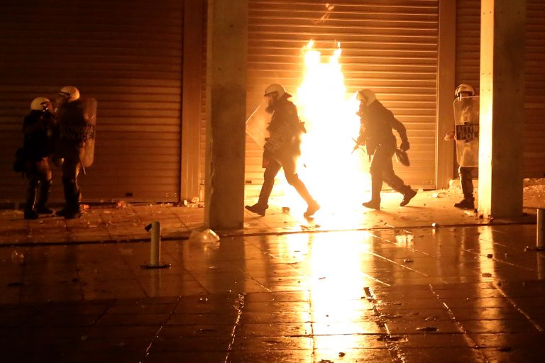 Επίθεση με μολότοφ στο αστυνομικό τμήμα Εξαρχείων | Newsit.gr Επίθεση με μολότοφ στο αστυνομικό τμήμα Εξαρχείων | Newsit.gr