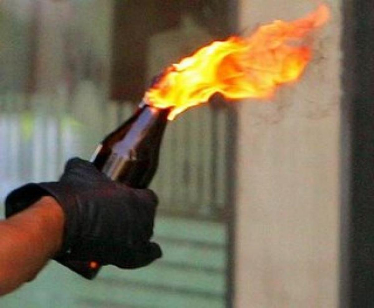 Επίθεση με μολότοφ κατά της πρεσβείας της Συρίας στη Λευκωσία | Newsit.gr Επίθεση με μολότοφ κατά της πρεσβείας της Συρίας στη Λευκωσία | Newsit.gr