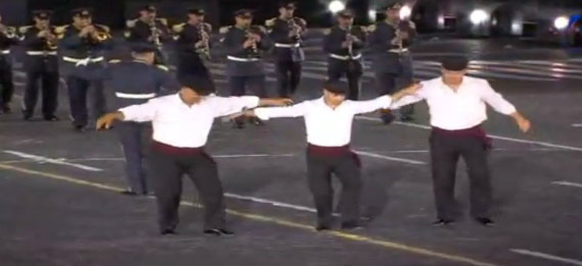 Η Κόκκινη Πλατεία χόρεψε… συρτάκι! Δείτε video! | Newsit.gr Η Κόκκινη Πλατεία χόρεψε… συρτάκι! Δείτε video! | Newsit.gr