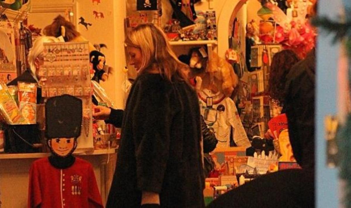 Η Kate Moss κάνει χριστουγεννιάτικα ψώνια στο Λονδίνο! Δες τις φωτό! | Newsit.gr Η Kate Moss κάνει χριστουγεννιάτικα ψώνια στο Λονδίνο! Δες τις φωτό! | Newsit.gr