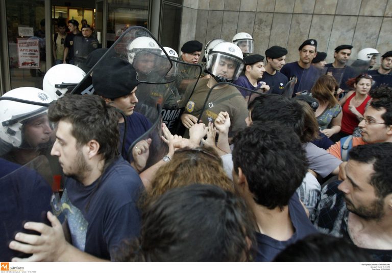 Θεσσαλονίκη: Επεισόδια έξω από το λιμάνι | Newsit.gr Θεσσαλονίκη: Επεισόδια έξω από το λιμάνι | Newsit.gr