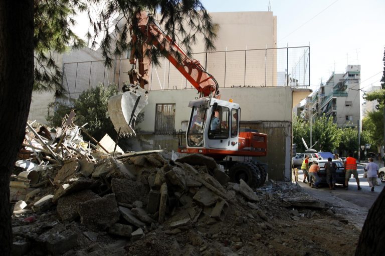 Βάζουν μπρoς οι μπουλντόζες για 567 αυθαίρετα | Newsit.gr Βάζουν μπρoς οι μπουλντόζες για 567 αυθαίρετα | Newsit.gr