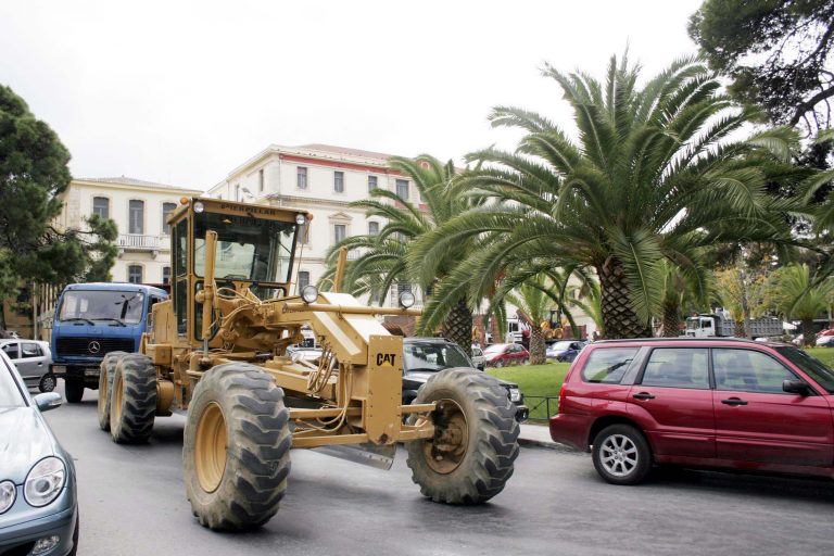 Ηράκλειο: Απέκλεισαν δρόμους με μπουλντόζες | Newsit.gr Ηράκλειο: Απέκλεισαν δρόμους με μπουλντόζες | Newsit.gr
