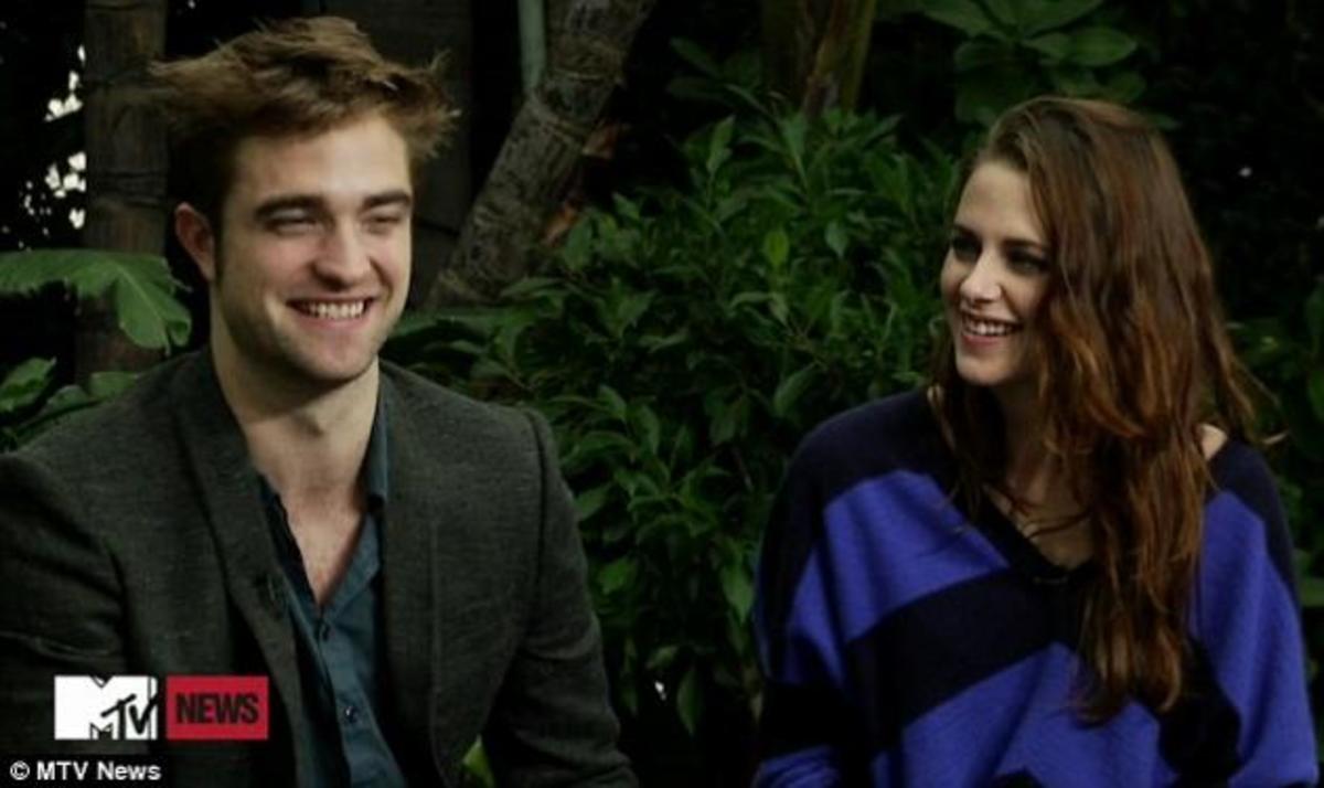 Καμία αμηχανία πια! R. Pattinson και K. Stewart μαζί σε τηλεοπτική συνέντευξη! | Newsit.gr Καμία αμηχανία πια! R. Pattinson και K. Stewart μαζί σε τηλεοπτική συνέντευξη! | Newsit.gr