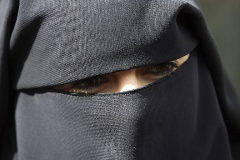 Γαλλία: Η απαγόρευση της μπούργκας στερείται νομικής βάσης | Newsit.gr Γαλλία: Η απαγόρευση της μπούργκας στερείται νομικής βάσης | Newsit.gr
