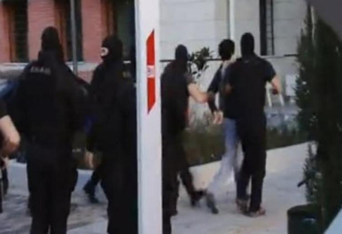 Νέα πλάνα από τη μεταγωγή των τεσσάρων στην Αστυνομική Διεύθυνση Κοζάνης – ΒΙΝΤΕΟ | Newsit.gr Νέα πλάνα από τη μεταγωγή των τεσσάρων στην Αστυνομική Διεύθυνση Κοζάνης – ΒΙΝΤΕΟ | Newsit.gr