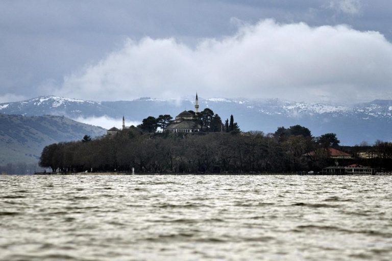 Κλέφτες άδειασαν μαγαζί με ασημικά στο νησάκι Ιωαννίνων | Newsit.gr Κλέφτες άδειασαν μαγαζί με ασημικά στο νησάκι Ιωαννίνων | Newsit.gr