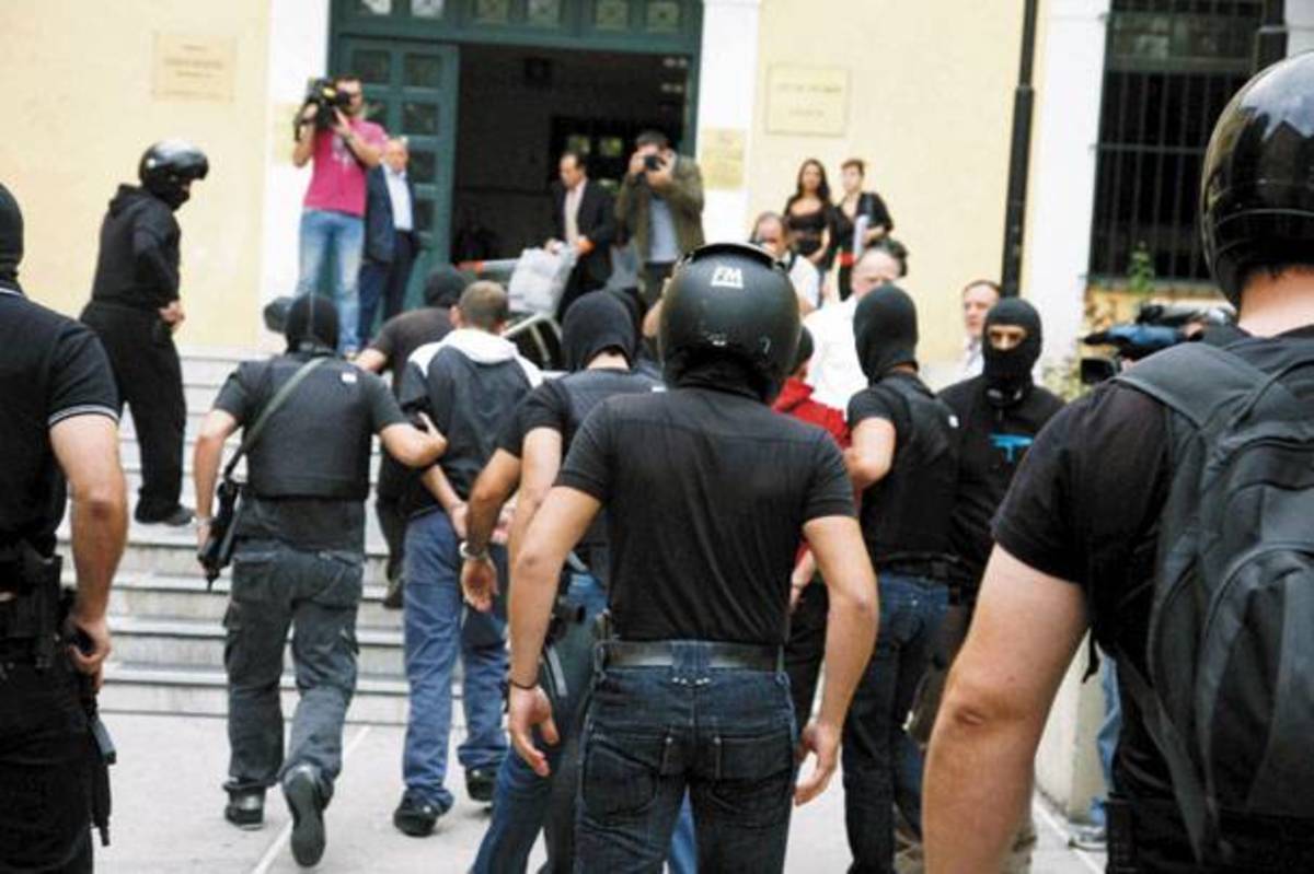 Απολογήθηκε ο αρχηγός των νονών «Τσάκι Τσαν» από το Καματερό – Η τραγουδίστρια ήθελε πίσω τα λεφτά και τα ρολόγια | Newsit.gr Απολογήθηκε ο αρχηγός των νονών «Τσάκι Τσαν» από το Καματερό – Η τραγουδίστρια ήθελε πίσω τα λεφτά και τα ρολόγια | Newsit.gr