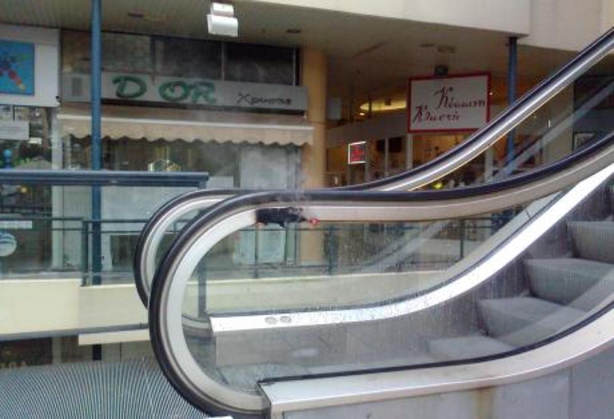 Πάτρα: Στις φλόγες κυλιόμενη σκάλα στο μέγαρο Κόλλα! | Newsit.gr Πάτρα: Στις φλόγες κυλιόμενη σκάλα στο μέγαρο Κόλλα! | Newsit.gr