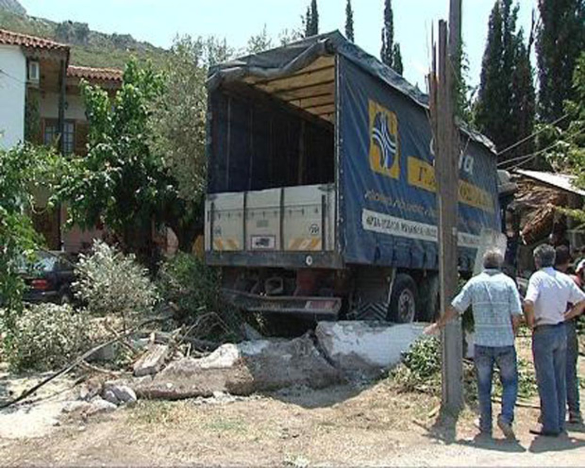 Λάρισα: Η νταλίκα που κατέληξε σε αυλή σπιτιού ήταν φορτωμένη με όπλα! | Newsit.gr Λάρισα: Η νταλίκα που κατέληξε σε αυλή σπιτιού ήταν φορτωμένη με όπλα! | Newsit.gr