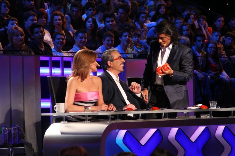 Γιατί ο Ψινάκης δίνει ντομάτες στη Μανωλίδου; | Newsit.gr Γιατί ο Ψινάκης δίνει ντομάτες στη Μανωλίδου; | Newsit.gr