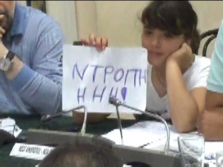 Πάτρα: Έβριζαν στο δημοτικό συμβούλιο μπροστά σε μικρά παιδιά! | Newsit.gr Πάτρα: Έβριζαν στο δημοτικό συμβούλιο μπροστά σε μικρά παιδιά! | Newsit.gr