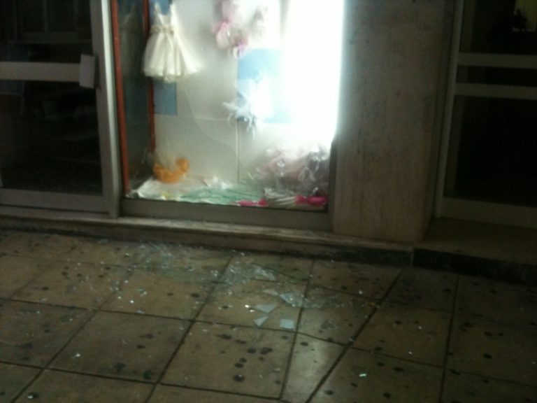 Έσπασαν τη βιτρίνα για να κλέψουν νυφικό και τα στέφανα | Newsit.gr Έσπασαν τη βιτρίνα για να κλέψουν νυφικό και τα στέφανα | Newsit.gr