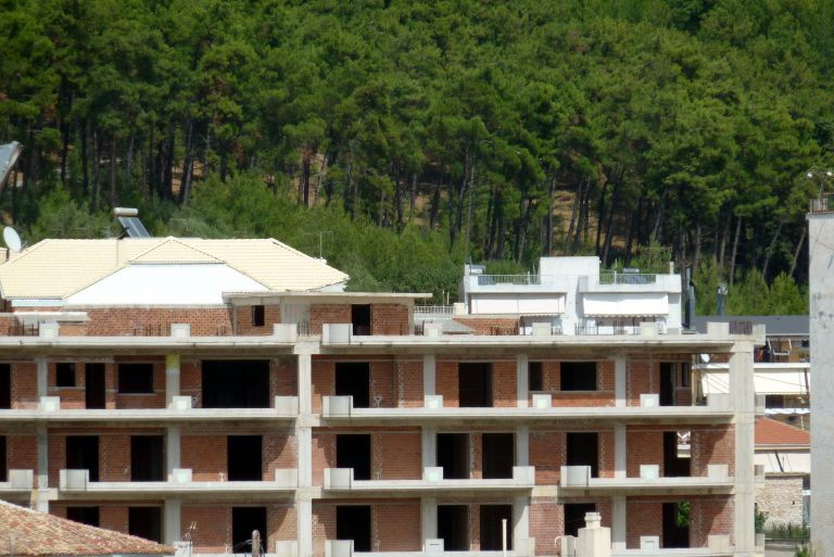 «Ψυχορραγεί» η οικοδομή και μαζί της χιλιάδες εργαζόμενοι | Newsit.gr «Ψυχορραγεί» η οικοδομή και μαζί της χιλιάδες εργαζόμενοι | Newsit.gr