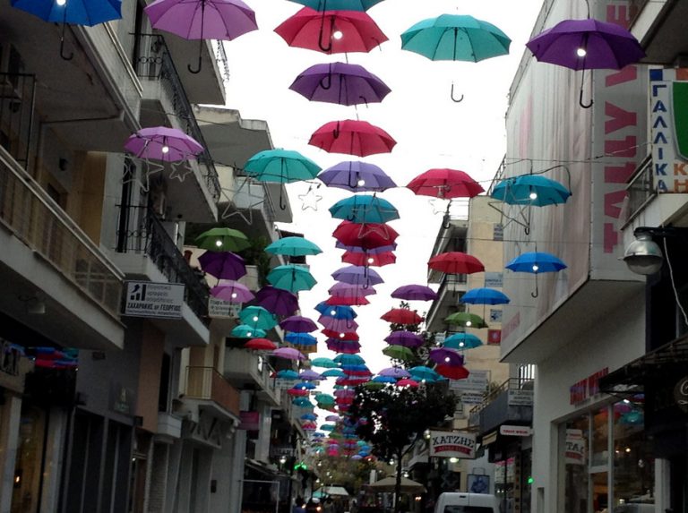Αιωρούμενες πολύχρωμες ομπρέλες στα Τρίκαλα για τα Χριστούγεννα | Newsit.gr Αιωρούμενες πολύχρωμες ομπρέλες στα Τρίκαλα για τα Χριστούγεννα | Newsit.gr