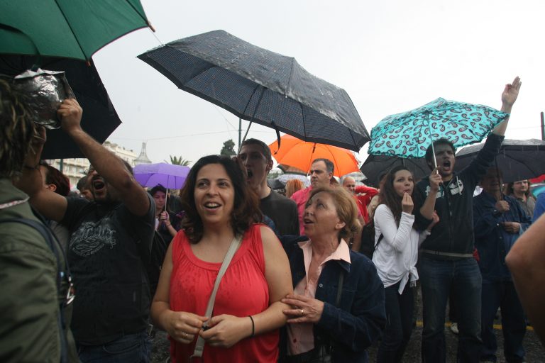 Θεσσαλονίκη: H βροχή δεν πτόησε τους Αγανακτισμένους | Newsit.gr Θεσσαλονίκη: H βροχή δεν πτόησε τους Αγανακτισμένους | Newsit.gr