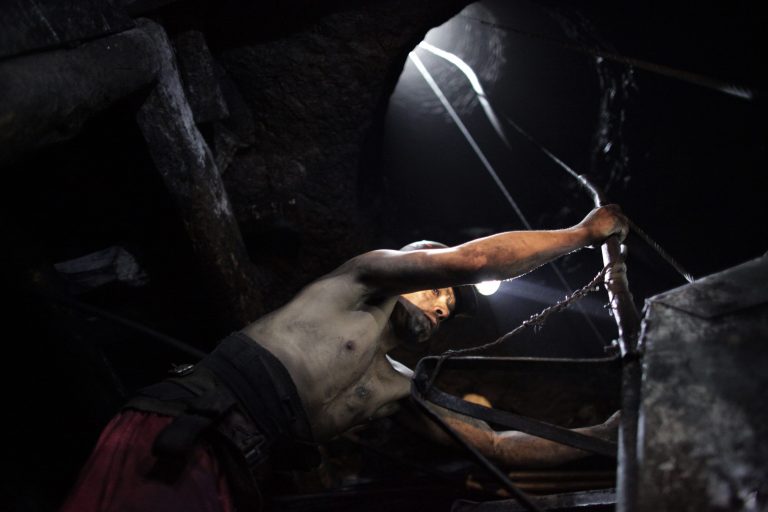 Βίαιες συγκρούσεις σε ορυχείο της Amplats με 13 τραυματίες | Newsit.gr Βίαιες συγκρούσεις σε ορυχείο της Amplats με 13 τραυματίες | Newsit.gr