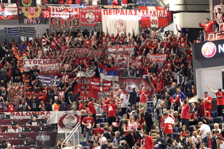 Δεν άντεξε τη χαρά ο οπαδός του Ολυμπιακού! Πέθανε στο τελευταίο καλάθι | Newsit.gr Δεν άντεξε τη χαρά ο οπαδός του Ολυμπιακού! Πέθανε στο τελευταίο καλάθι | Newsit.gr