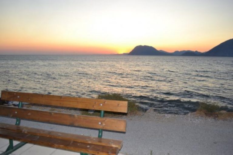 Πάτρα: Παγκάκια στην παραλία με θέα… το δρόμο! | Newsit.gr Πάτρα: Παγκάκια στην παραλία με θέα… το δρόμο! | Newsit.gr