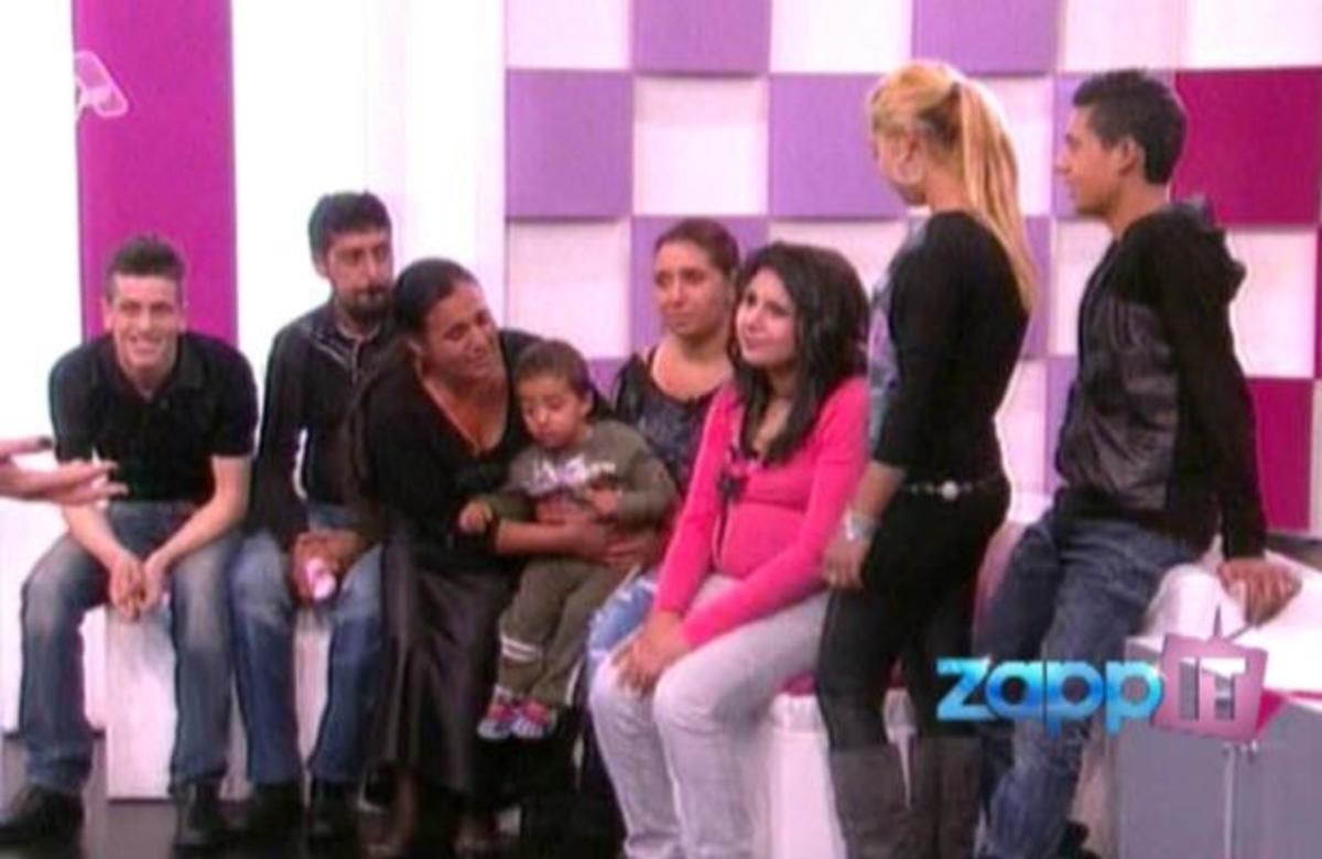 Πάμε Πακέτο: Γνώρισε την 7μελή της οικογένεια όταν ενηλικιώθηκε! | Newsit.gr Πάμε Πακέτο: Γνώρισε την 7μελή της οικογένεια όταν ενηλικιώθηκε! | Newsit.gr