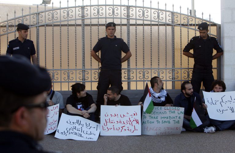 Κλιμακώνουν τις κινητοποιήσεις τους οι Παλαιστίνιοι κρατούμενοι απεργοί πείνας στο Ισραήλ | Newsit.gr Κλιμακώνουν τις κινητοποιήσεις τους οι Παλαιστίνιοι κρατούμενοι απεργοί πείνας στο Ισραήλ | Newsit.gr