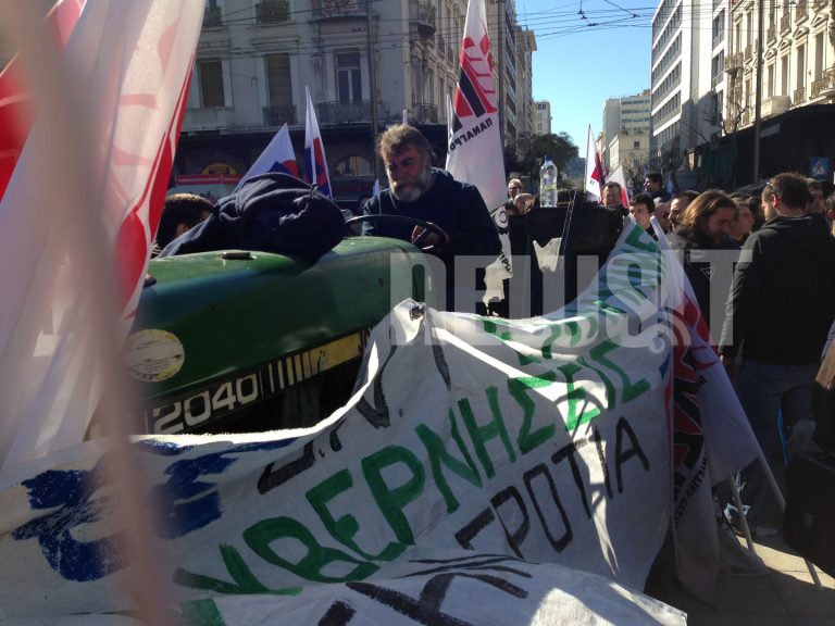 Και οι αγρότες στη συγκέντρωση του ΠΑΜΕ! – Σε εξέλιξη η πορεία προς το Σύνταγμα | Newsit.gr Και οι αγρότες στη συγκέντρωση του ΠΑΜΕ! – Σε εξέλιξη η πορεία προς το Σύνταγμα | Newsit.gr