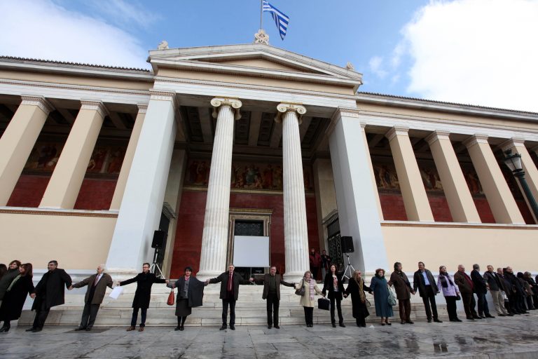 Πανεπιστημιακοί: «Χιονοστιβάδα διαρροής εγκεφάλων στο εξωτερικό» αν γίνουν κι άλλες περικοπές | Newsit.gr Πανεπιστημιακοί: «Χιονοστιβάδα διαρροής εγκεφάλων στο εξωτερικό» αν γίνουν κι άλλες περικοπές | Newsit.gr