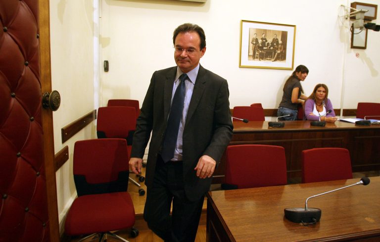 Προανακριτική επιτροπή για τον Παπακωνσταντίνου – Ποιοι είναι οι τρεις που σβήστηκαν από τη λίστα Λαγκάρντ | Newsit.gr Προανακριτική επιτροπή για τον Παπακωνσταντίνου – Ποιοι είναι οι τρεις που σβήστηκαν από τη λίστα Λαγκάρντ | Newsit.gr