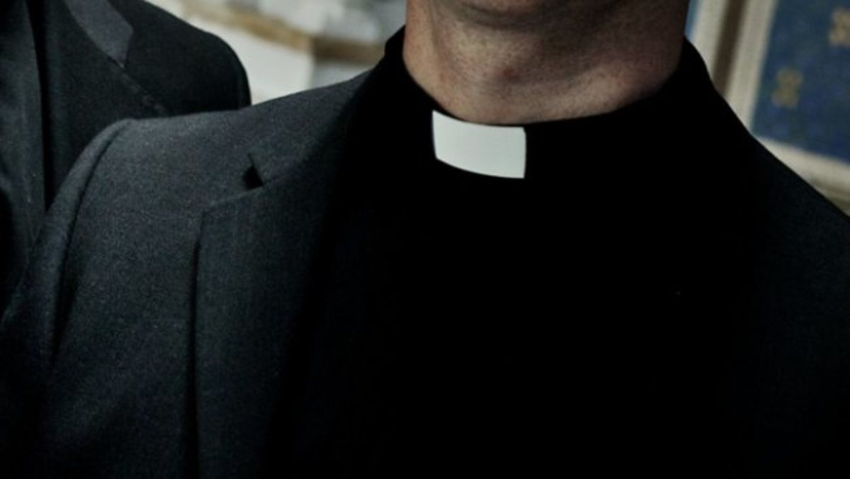Παπάς διέκοψε τη λειτουργία για να ανακοινώσει ότι παντρεύεται! | Newsit.gr Παπάς διέκοψε τη λειτουργία για να ανακοινώσει ότι παντρεύεται! | Newsit.gr