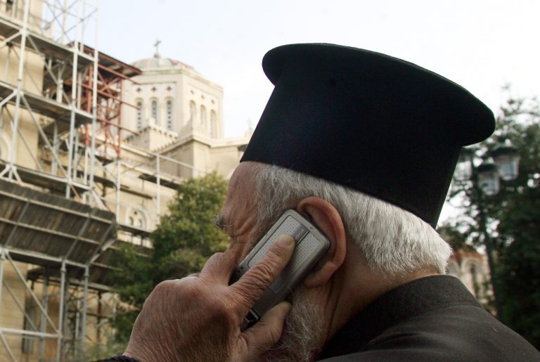 Παπάς σήκωσε το κινητό την ώρα που βάφτιζε! Δείτε video | Newsit.gr Παπάς σήκωσε το κινητό την ώρα που βάφτιζε! Δείτε video | Newsit.gr