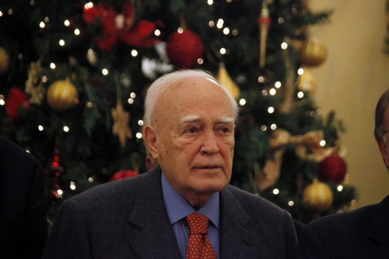 Παπούλιας: “Η Ελλάδα θα μείνει όρθια, παρά τις δυσκολίες” | Newsit.gr Παπούλιας: “Η Ελλάδα θα μείνει όρθια, παρά τις δυσκολίες” | Newsit.gr